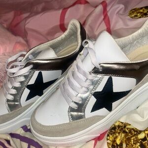Pink Lily Women's White and Silver Star Sneakers